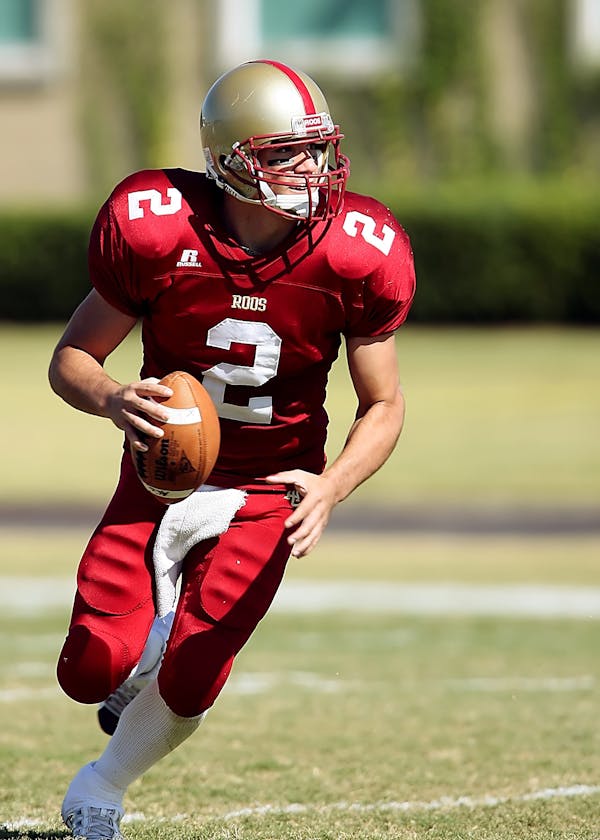 football american football quarterback runner 163439