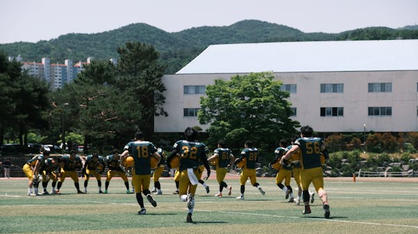 free photo of equipe de football americain s entrainant en plein air
